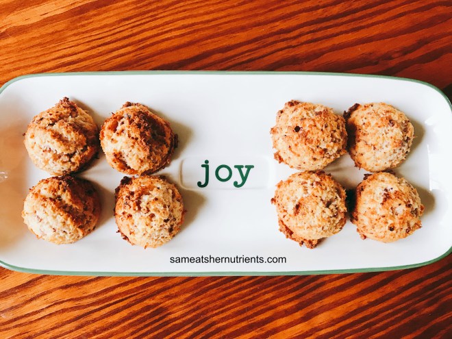 festive-cherry-macaroons