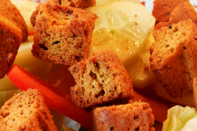 homemade-grain-free-garlicky-croutons